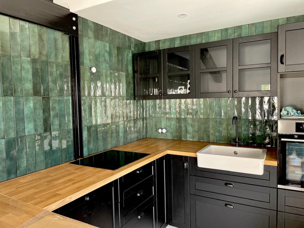 Photo d'une cuisine carrelée